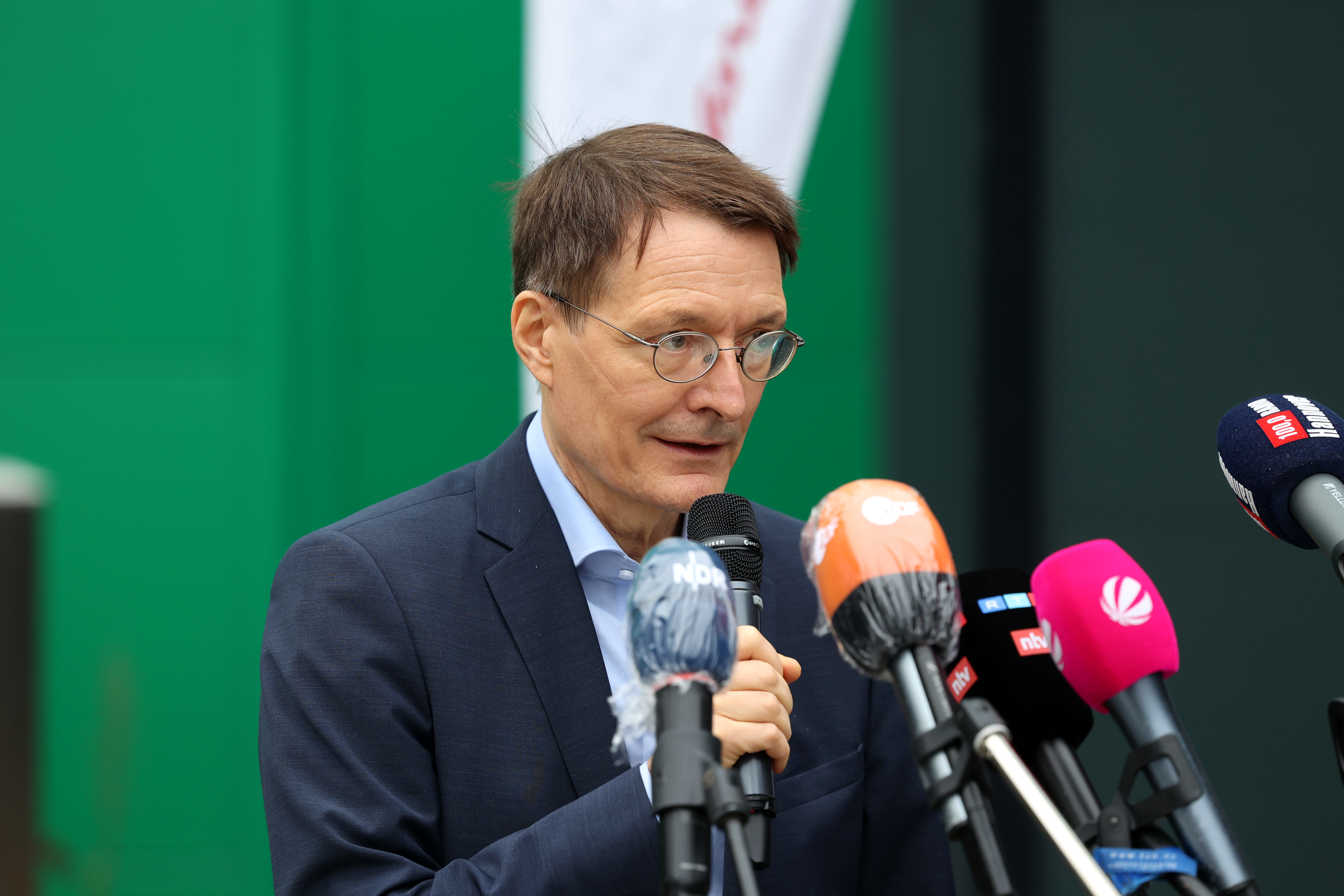 Karl Lauterbach zu Besuch in unserem Impfzentrum am Zoo